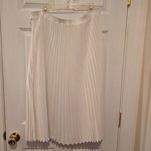 Elegant White Pleated Skirt